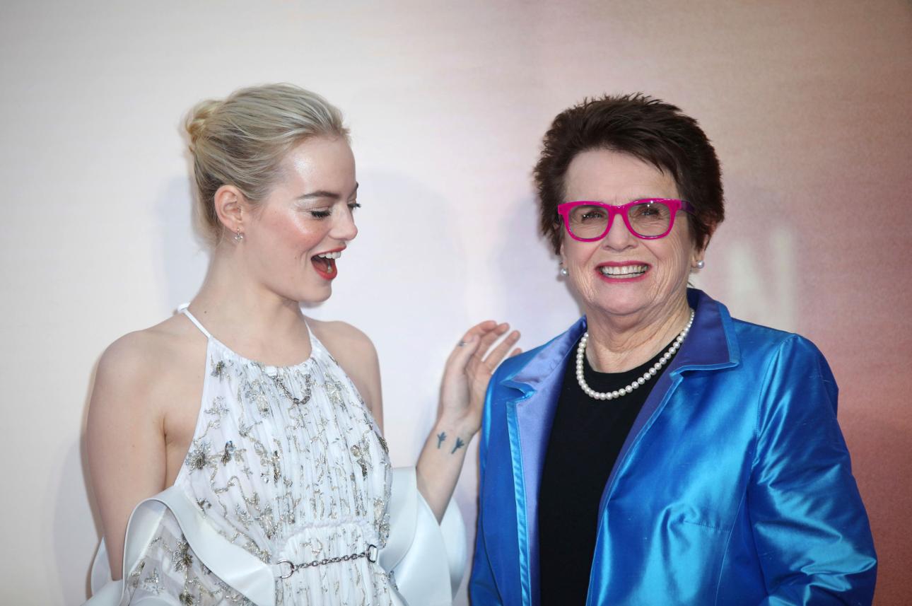 Η Εμα Στόουν μαζί με την Billy Jean King (την οποία υποδύεται στην ταινία) στην πρεμιέρα της ταινίας Η μάχη των φύλων στο Λονδίνο.