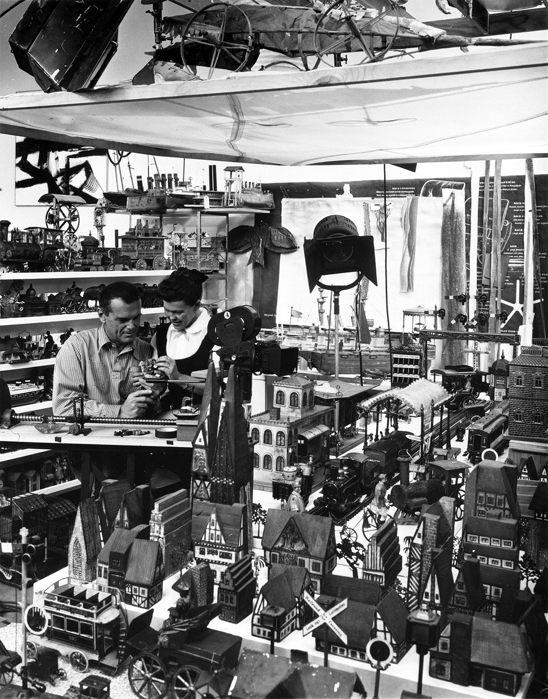 O Charles και η Ray Eames στο σετ της ταινίας Toccata for Toy Trains, 1957, στο στούντιο του Eames House