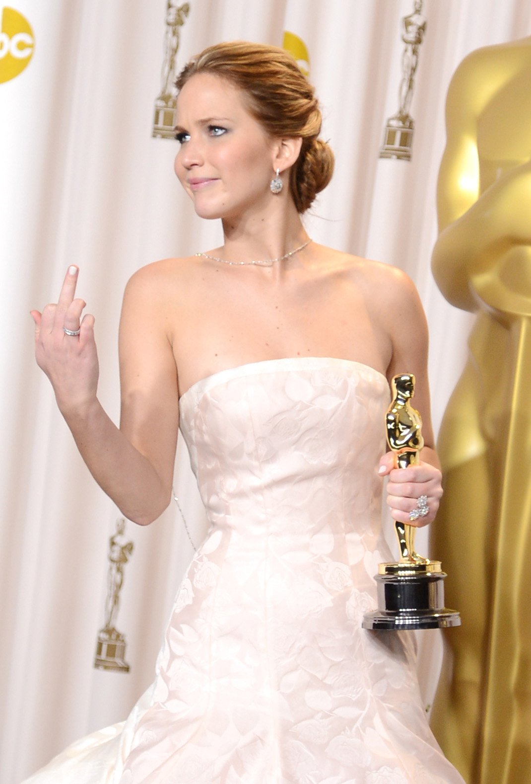 Η Jennifer Lawrence πήρε το Οσκαρ Α γυναικείου και το γιόρτασε / Φωτογραφία Getty Images