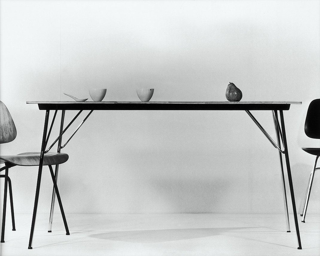 Το πτυσσόμενο τραπέζι των Eames με φρούτα [περ.1950] Από το φωτογραφικό πορτφόλιο "The Gifted Eye of Charles Eames" 