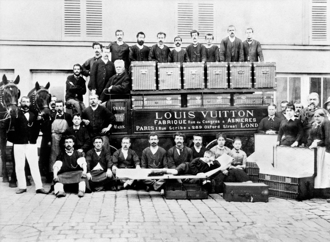 Η μεγάλη οικογένεια του Louis Vuitton. Ο ίδιος κάθεται στη θέση του οδηγού