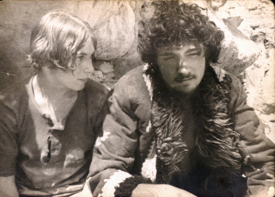 Ο Λάκης Τυπάλδος και χίπισσα φίλη του, έξω από την σπηλιά τους. Άνοιξη 1970