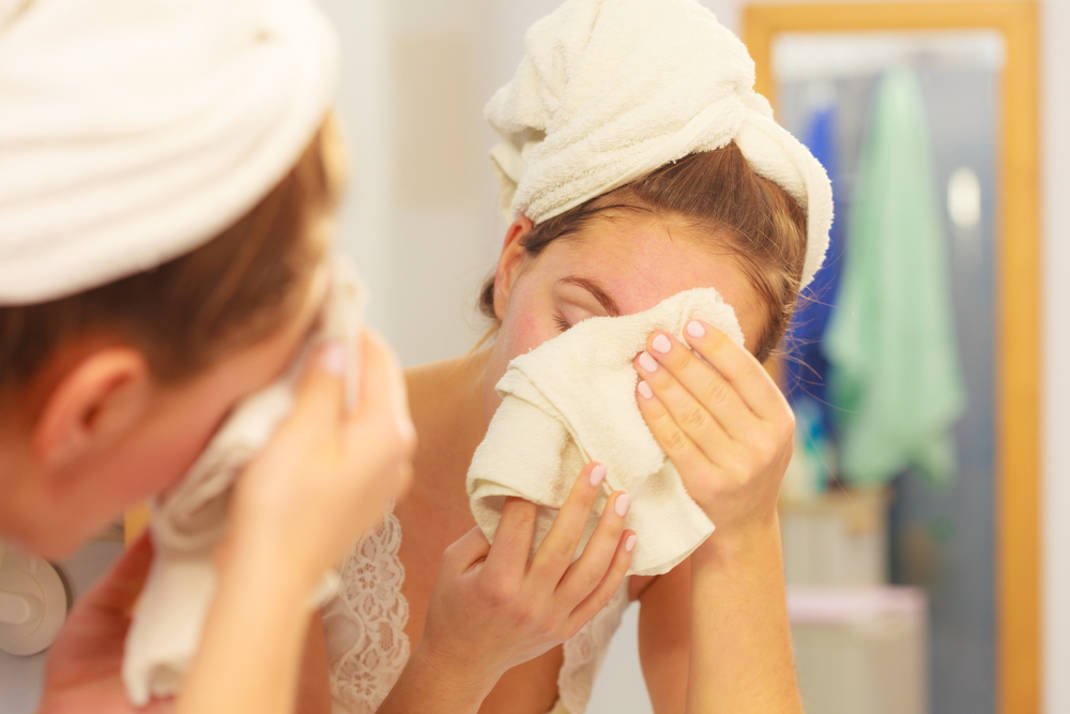 Αντί για πετσέτα, είναι προτιμότερο να χρησιμοποιήσεις μαντηλάκια μιας χρήσης! (Φωτογραφία:Shutterstock)
