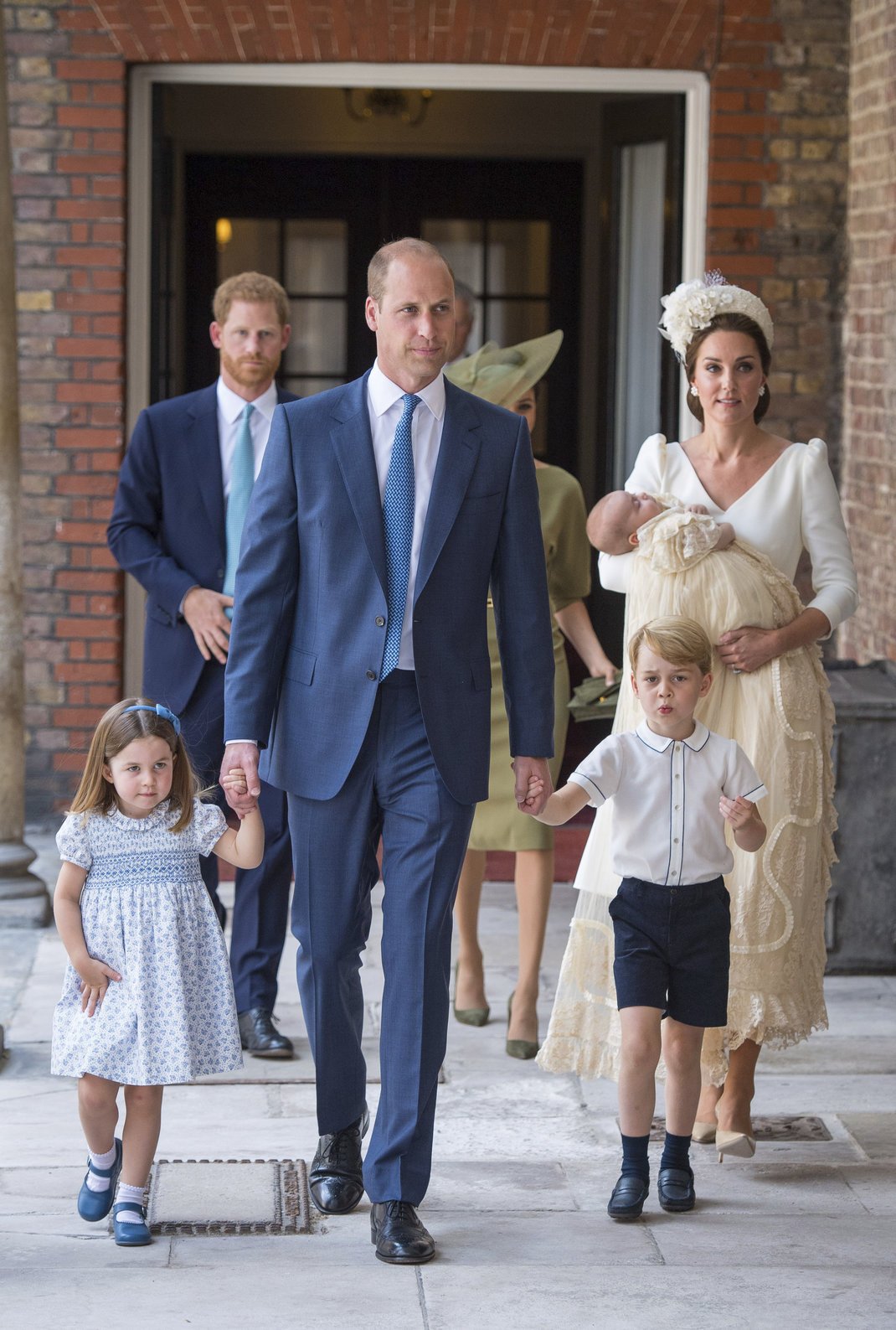Ο πρίγκιπας Γουίλιαμ, η Κέιτ Μίντλετον, ο Τζόρτζ, η Σάρλοτ και ο ο πρίγκιπας Λούις στην αγκαλιά της μητέρας του/ AP Images 
