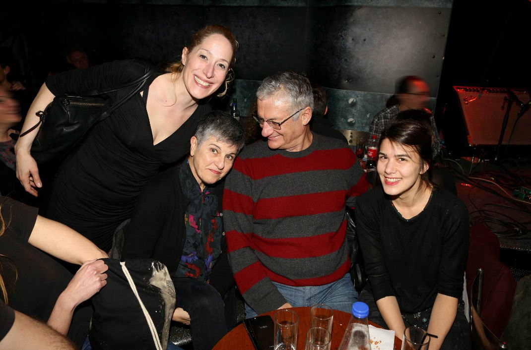 Ο Βαγγέλης Θεοδωρόπουλος με τη σύζυγό του, Κοραλία Σωτηριάδου, την Κόρα Καρβούνη και την Ιωάννα Κολλιοπούλου/ NDP Photo Agency