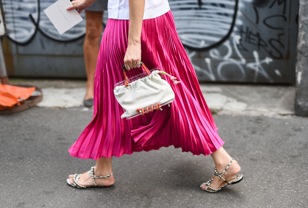 Η hot pink φούστα από τα Massimo Dutti που θα κάνει τα summer looks σου ...