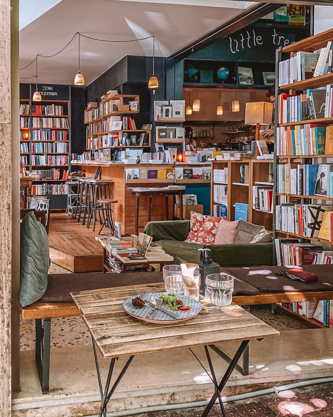 Οχτώ μικρά βιβλιοπωλεία στην Αθήνα που θα σε κάνουν να νομίζεις ότι