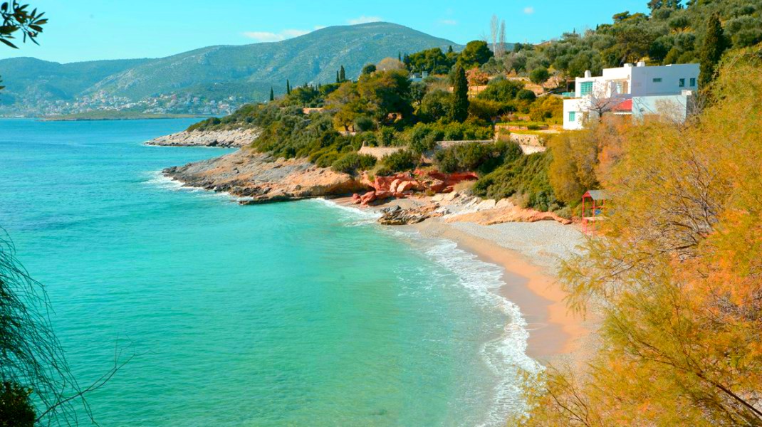 Ερωτοσπηλιά: Μια παραλία με αμμουδιά και διάφανα νερά 36 χιλιόμετρα από την  Αθήνα | BOVARY