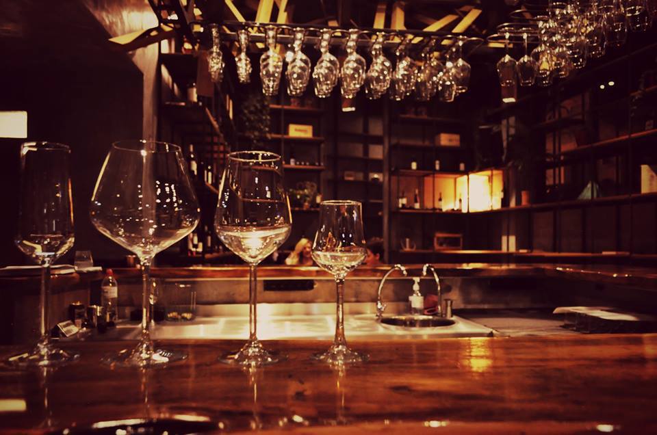 Divino Το wine bar στο Θησείο με τις 60 ετικέτες κρασιών και το