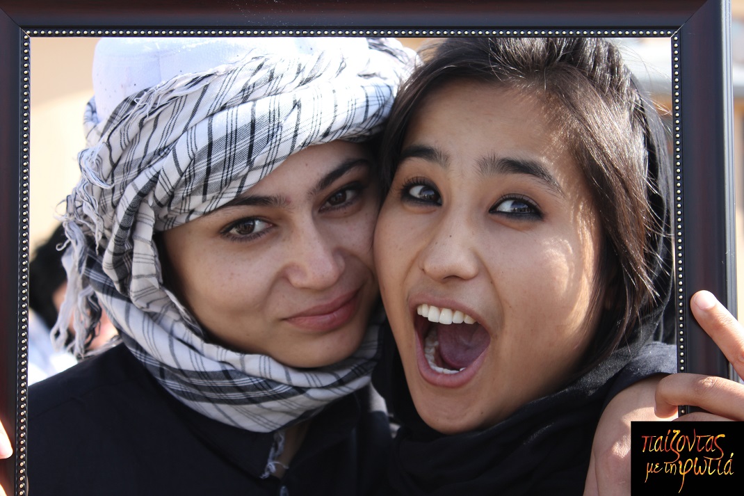 Η Ρόγια και η Τάχερα, νεαρές ηθοποιοί από το Αφγανιστάν 