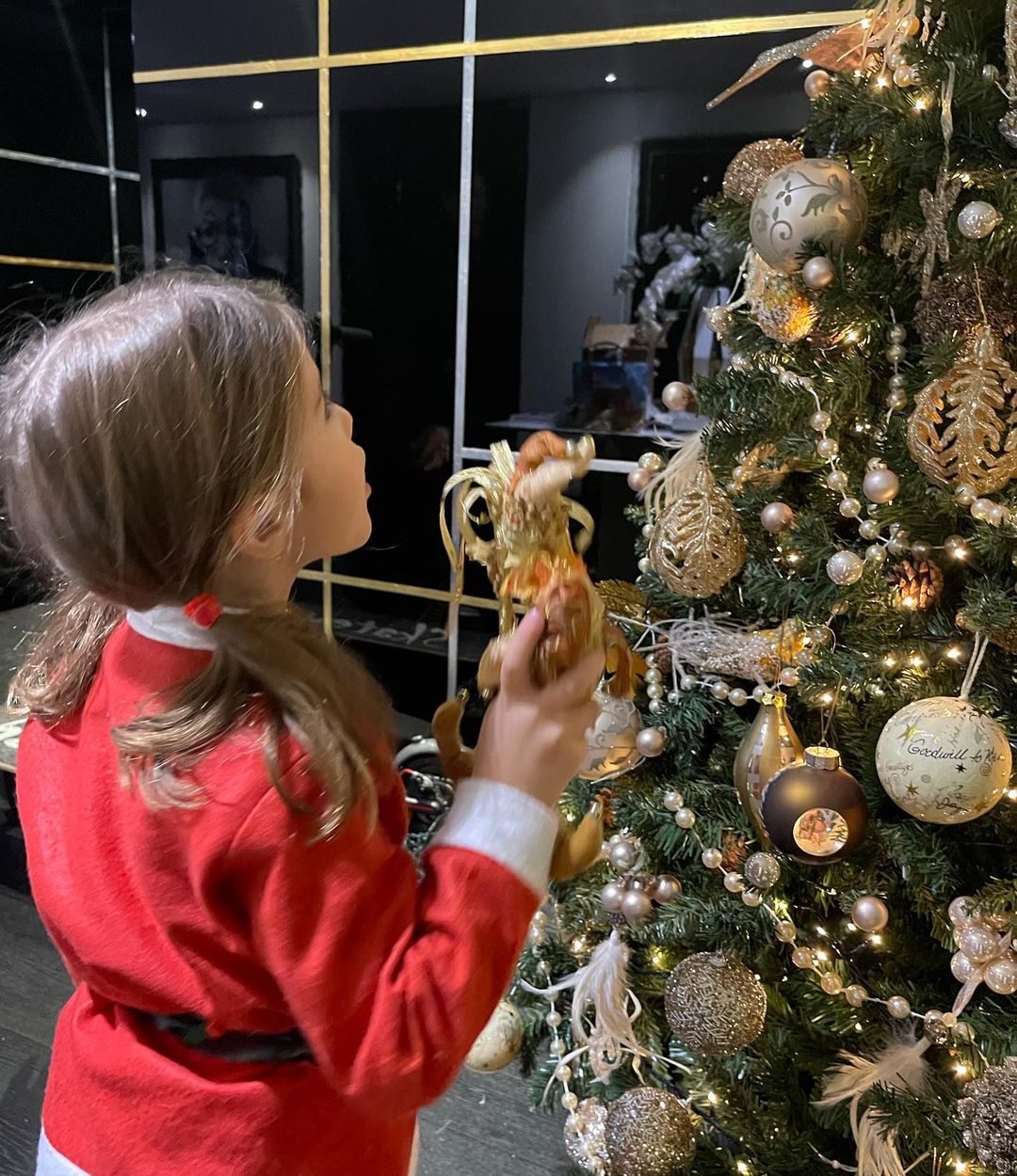 Η Σίσσυ Φειδά στόλισε το χριστουγεννιάτικο δέντρο μαζί με την κόρη της 