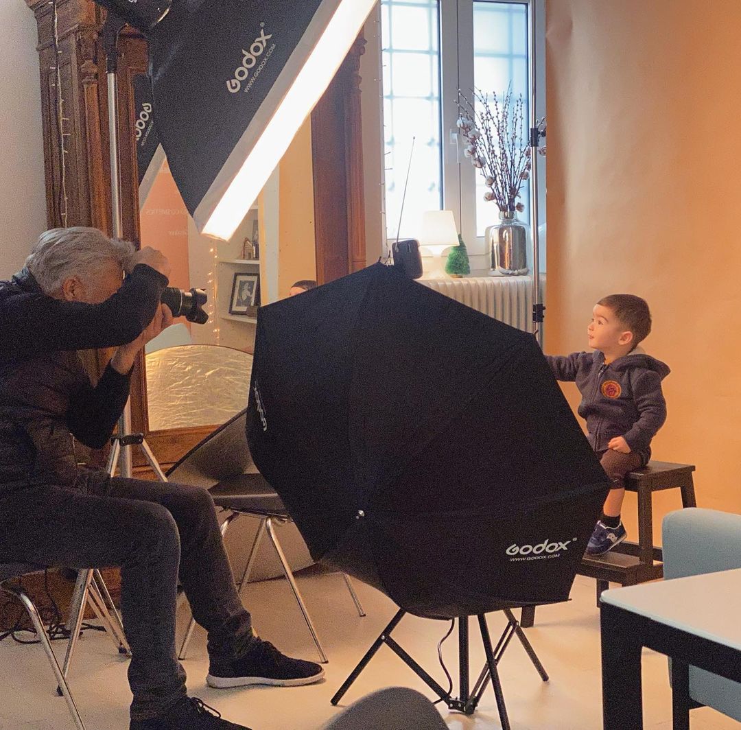 O Χάρης Χριστόπουλος μαθαίνει στον γιο του να βγάζει φωτογραφίες -Το απίθανο βίντεο 