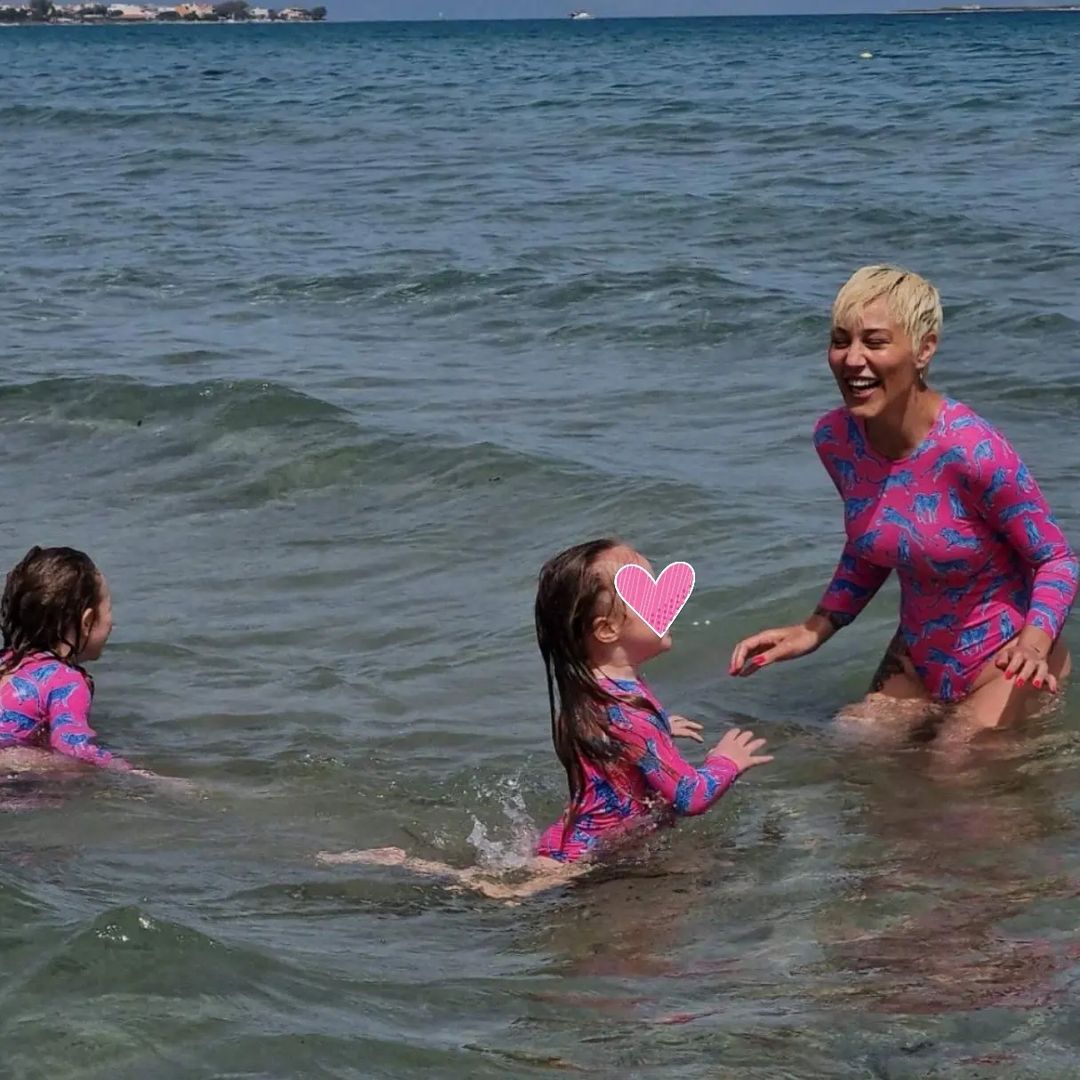 Πηνελόπη Αναστασοπούλου: Οι πρώτες βουτιές με τις κόρες της στη θάλασσα 