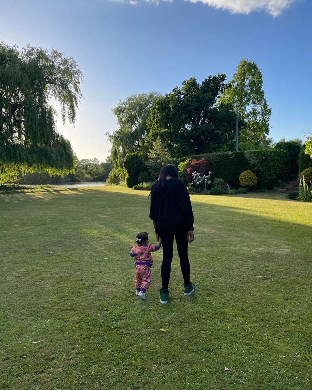 Η κόρη της Ναόμι Κάμπελ κάνει τα πρώτα της βήματα -Περπατούν μαζί χέρι-χέρι σε πάρκο