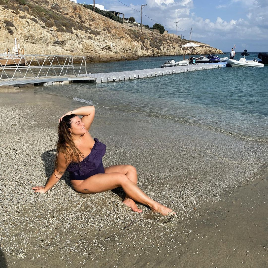 H Δανάη Μπάρκα ανέμελη και χαλαρή στην παραλία φορώντας το ολόσωμο μαγιό της