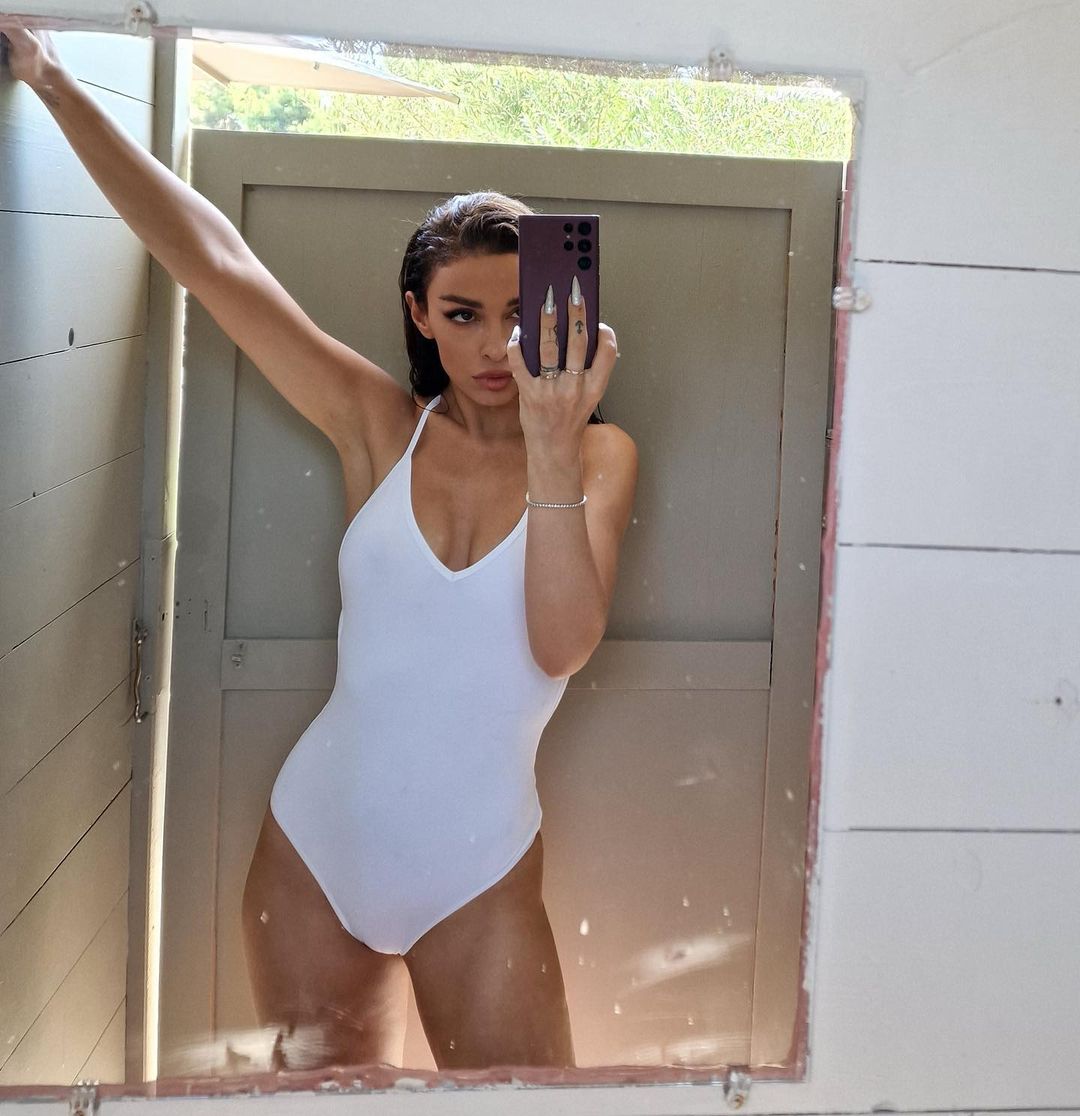 Ελένη Φουρέιρα: Η selfie στον καθρέφτη με λευκό ολόσωμο μαγιό 