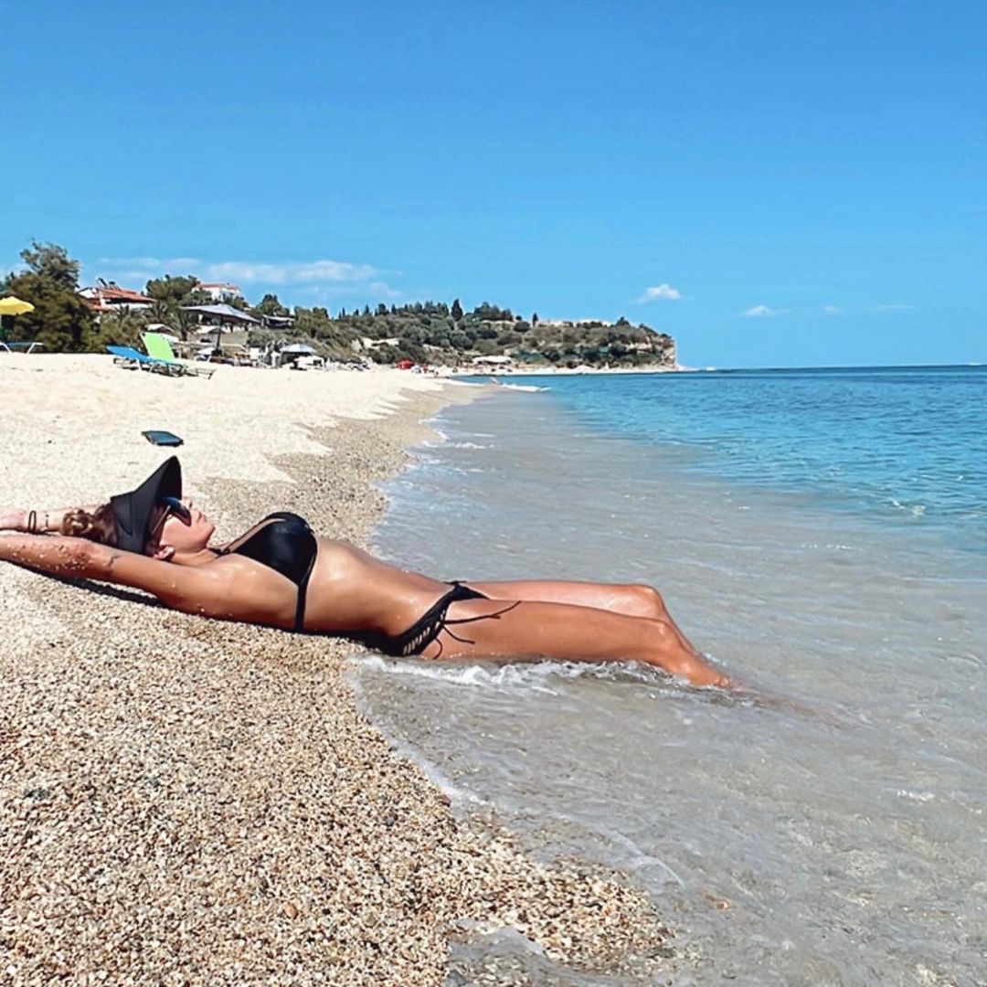 H Ιωάννα Λίλη με σέξι μαύρο μπικίνι στην παραλία 