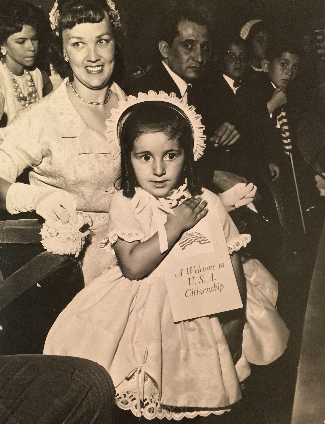 To 1961, σε ηλικία 3 ετών, η Λίντα – Κάρολ πήρε και επίσημα την αμερικανική υπηκόοτητα