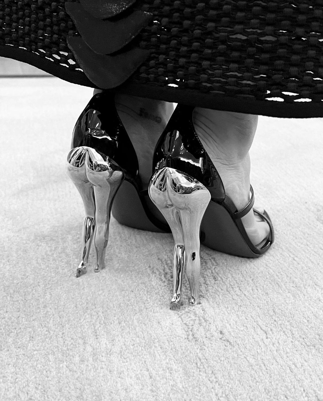 Η Ιρίνα Σάικ με μαύρο φόρεμα και statement παπούτσια -Το ιδιαίτερο χρυσό τακούνι με σχήμα γυναικείου σώματος