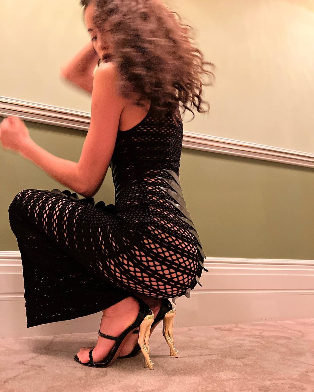 Η Ιρίνα Σάικ με μαύρο φόρεμα και statement παπούτσια -Το ιδιαίτερο χρυσό τακούνι με σχήμα γυναικείου σώματος