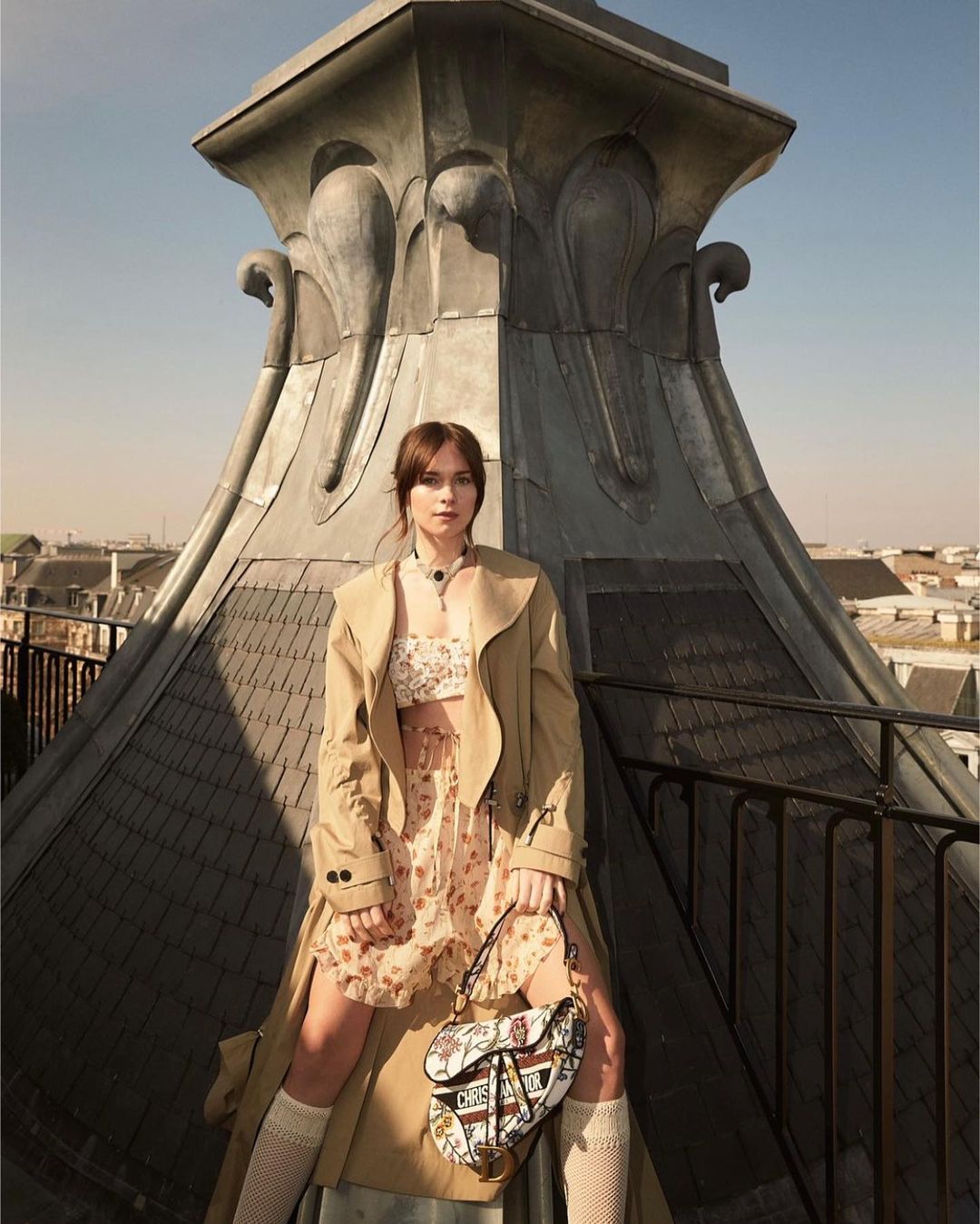 H Στέλλα Μπανέρας φωτογραφίζεται με ρούχα Dior σε εξώφυλλο περιοδικού 
