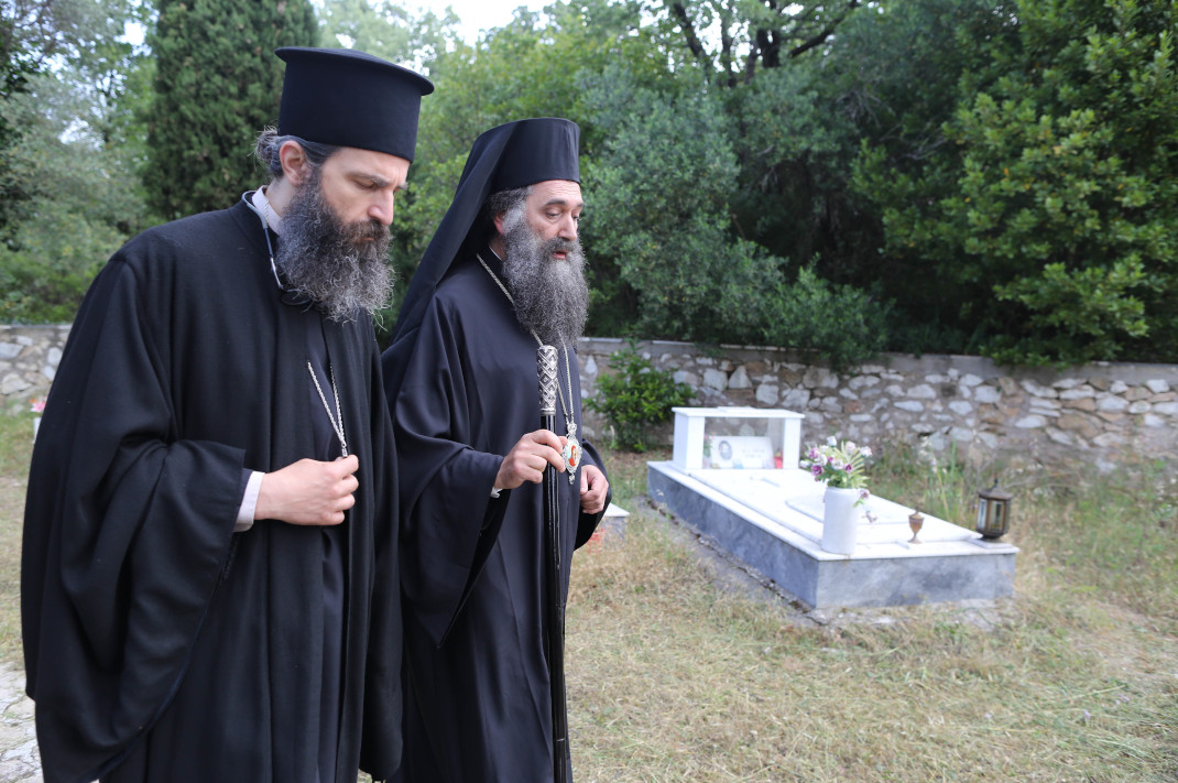 O Arhs Serbetalhs Ws Agios Nektarios Oi Prwtes Fwtografies Apo Ta Gyrismata Toy Man Of God Bovary