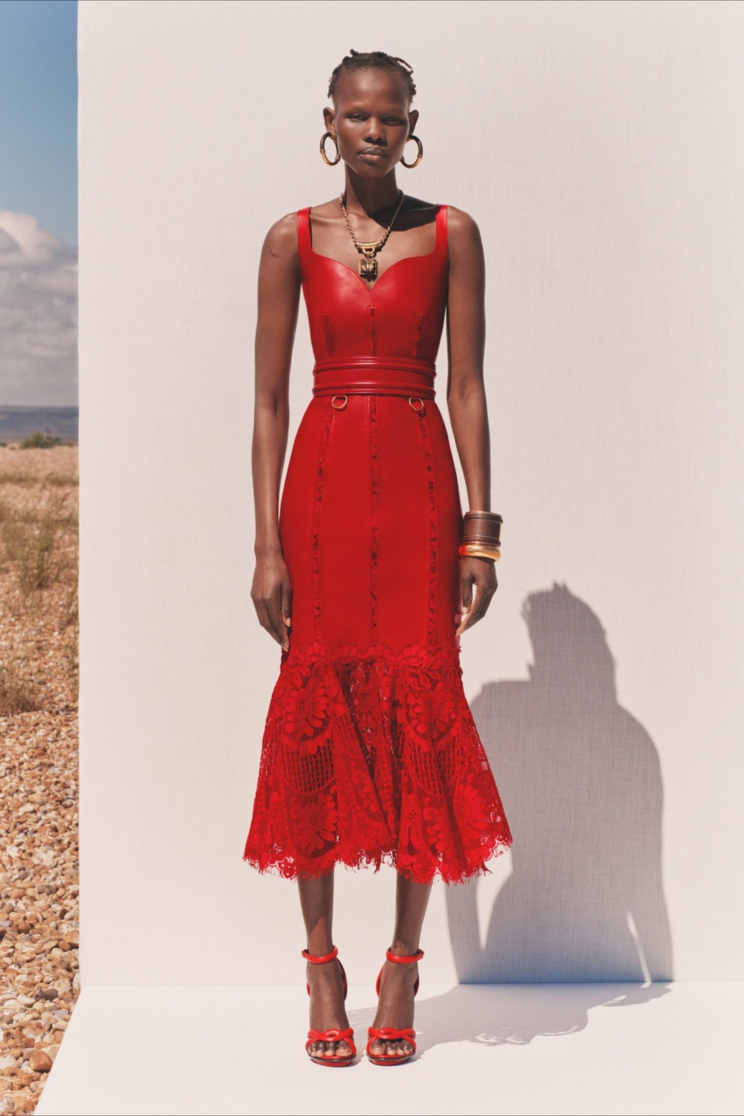 μόντέλο στην καμπάνια του Alexander McQueen με κόκκινο φόρεμα