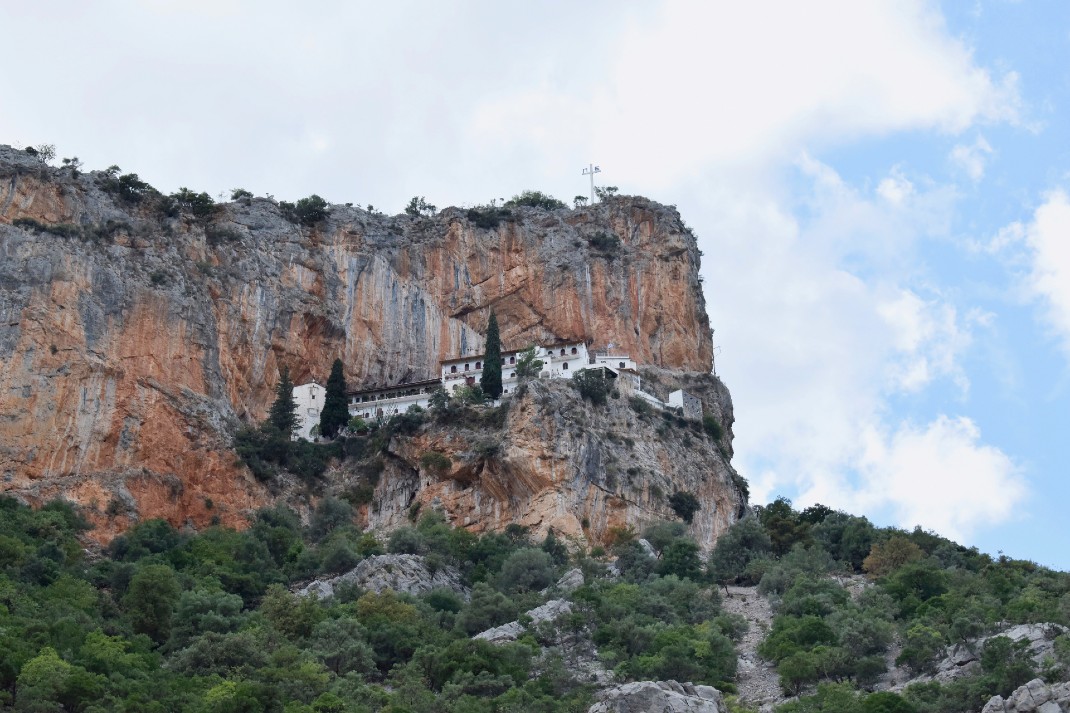 Η Μονή Έλωνα πάνω στα βράχια