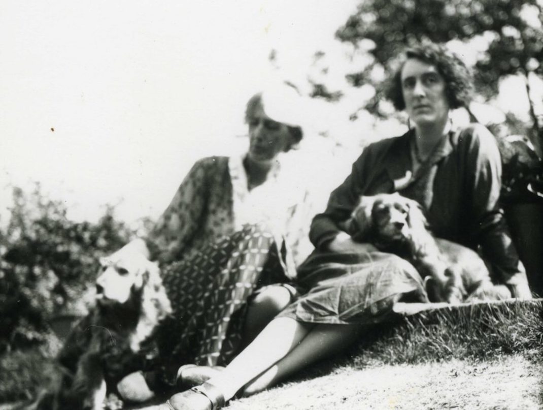 Virginia Woolf και Vita Sackville-West στο εξοχικό της πρώτης, Monk's House, το 1933 /The Charleston Trust
