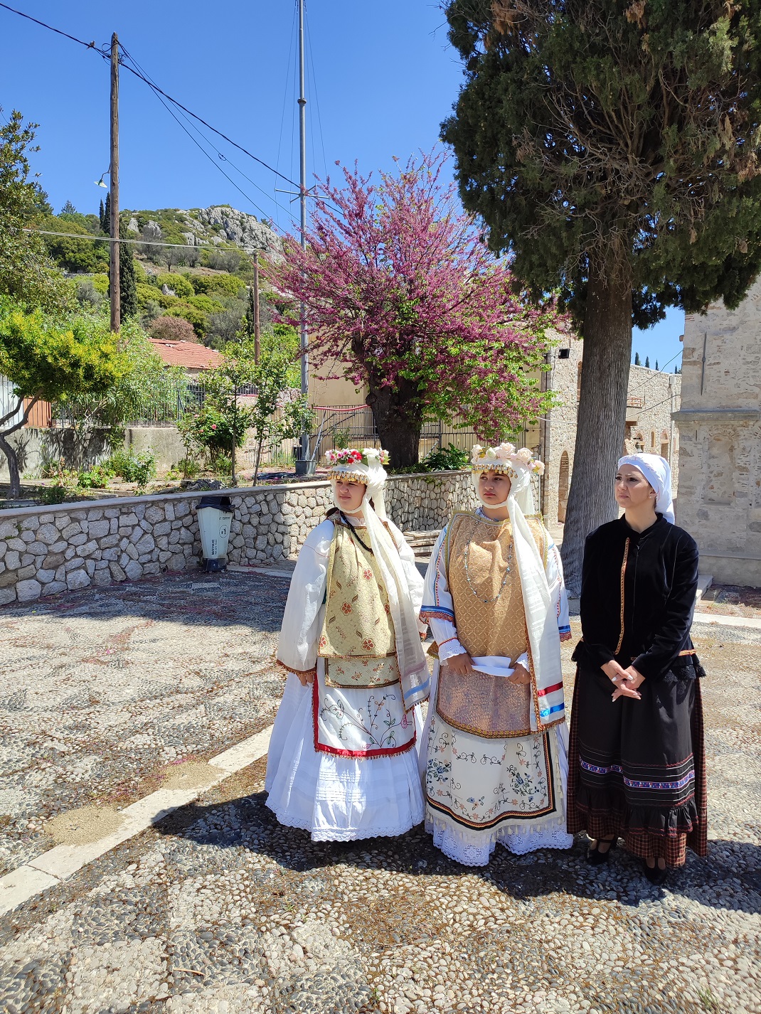 Γυναίκες με παραδοσιακές φορεσιές στον Άγιο Γεώργιο Συκούσης, Χίου