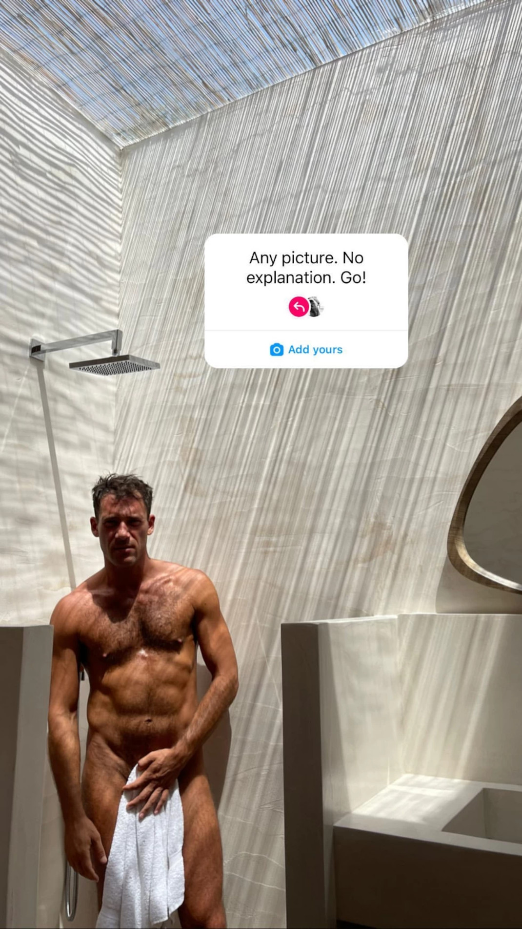 O Aντίνοος Αλμπάνης ποζάρει γυμνός στο ντουζ κρατώντας μόνο μια πετσέτα 