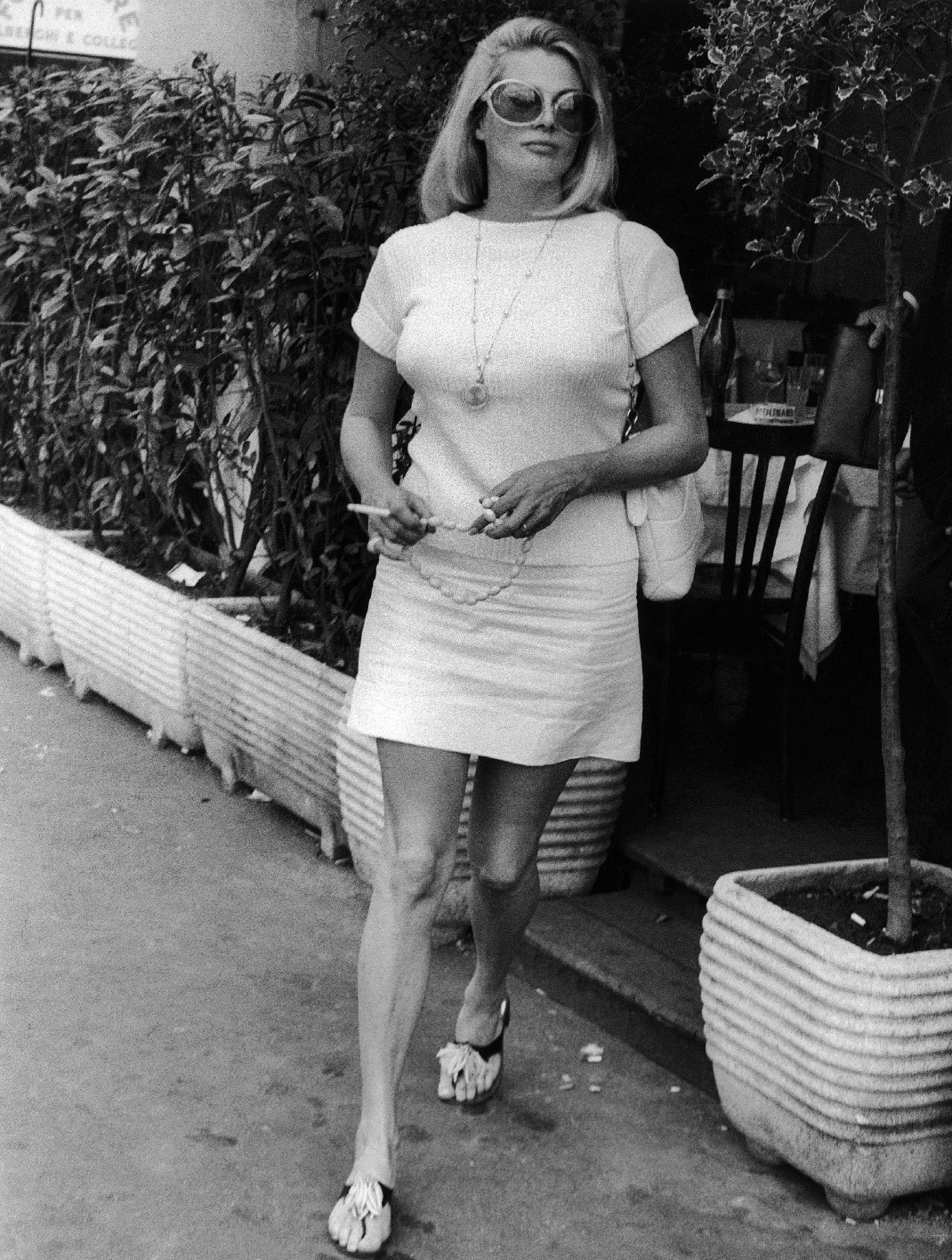 Φεύγοντας από ένα εστιατόριο στη Ρώμη το 1969.