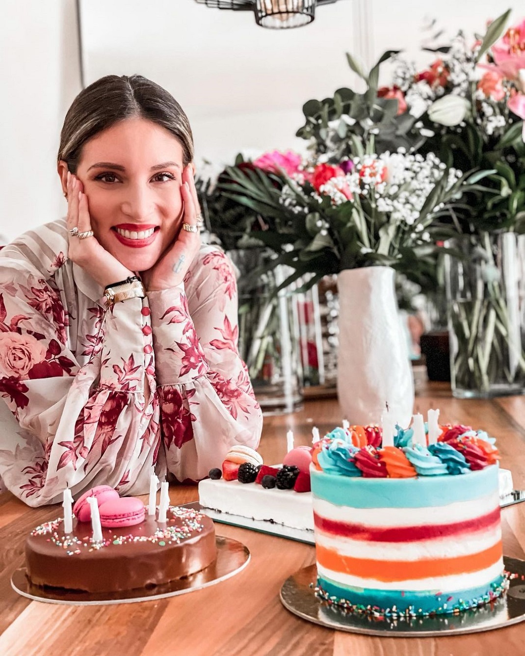 Αθηνά Οικονομάκου με τούρτα στα γενέθλιά της