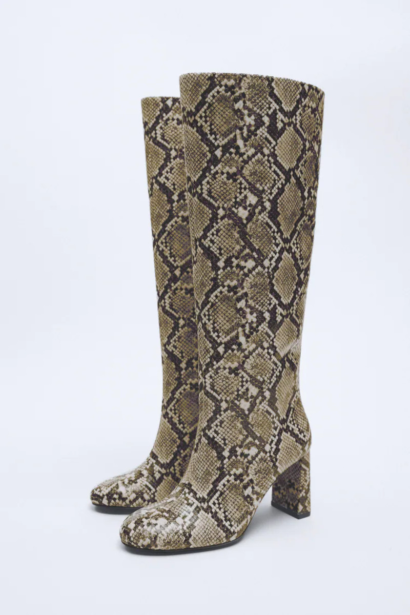 H Ζέτα Μακρυπούλια με snake print μπότες από τα Zara 