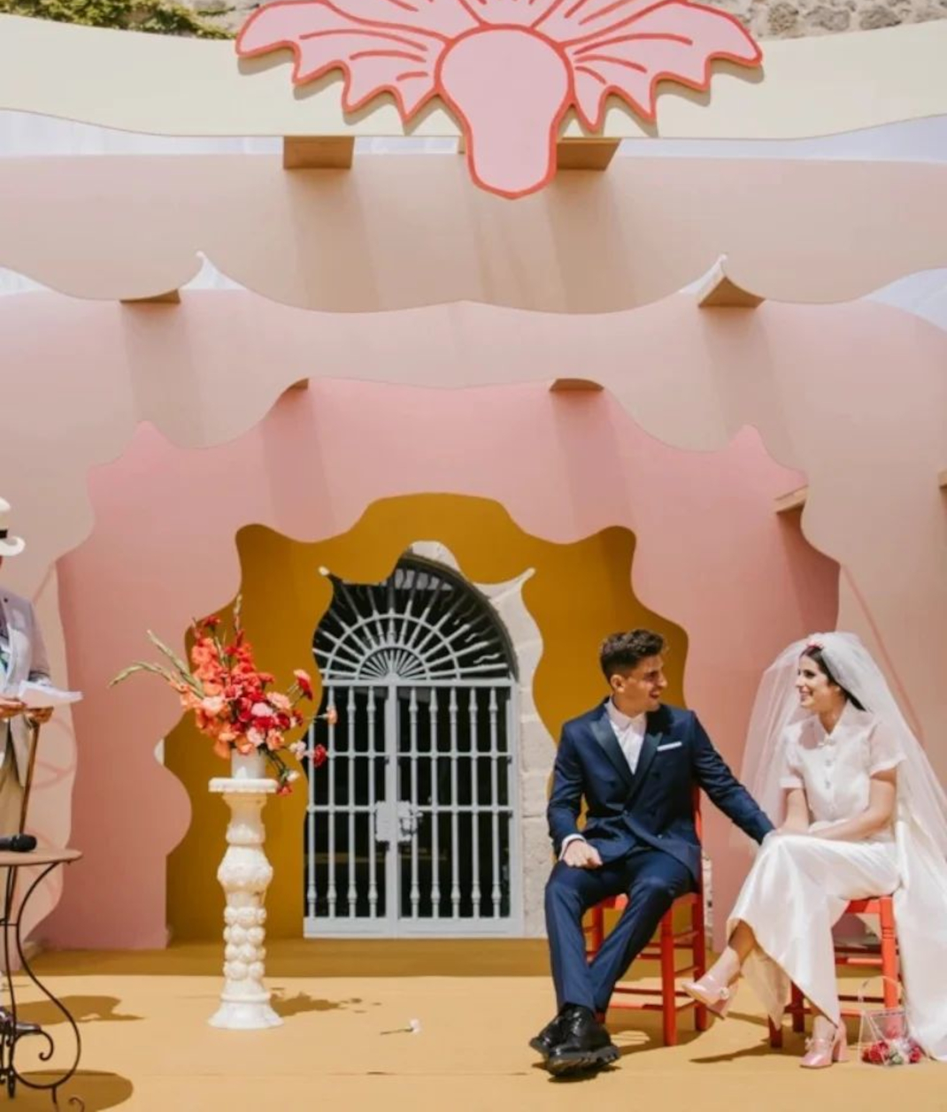 Ισπανίδα νύφη με ροζ παπούτσια
