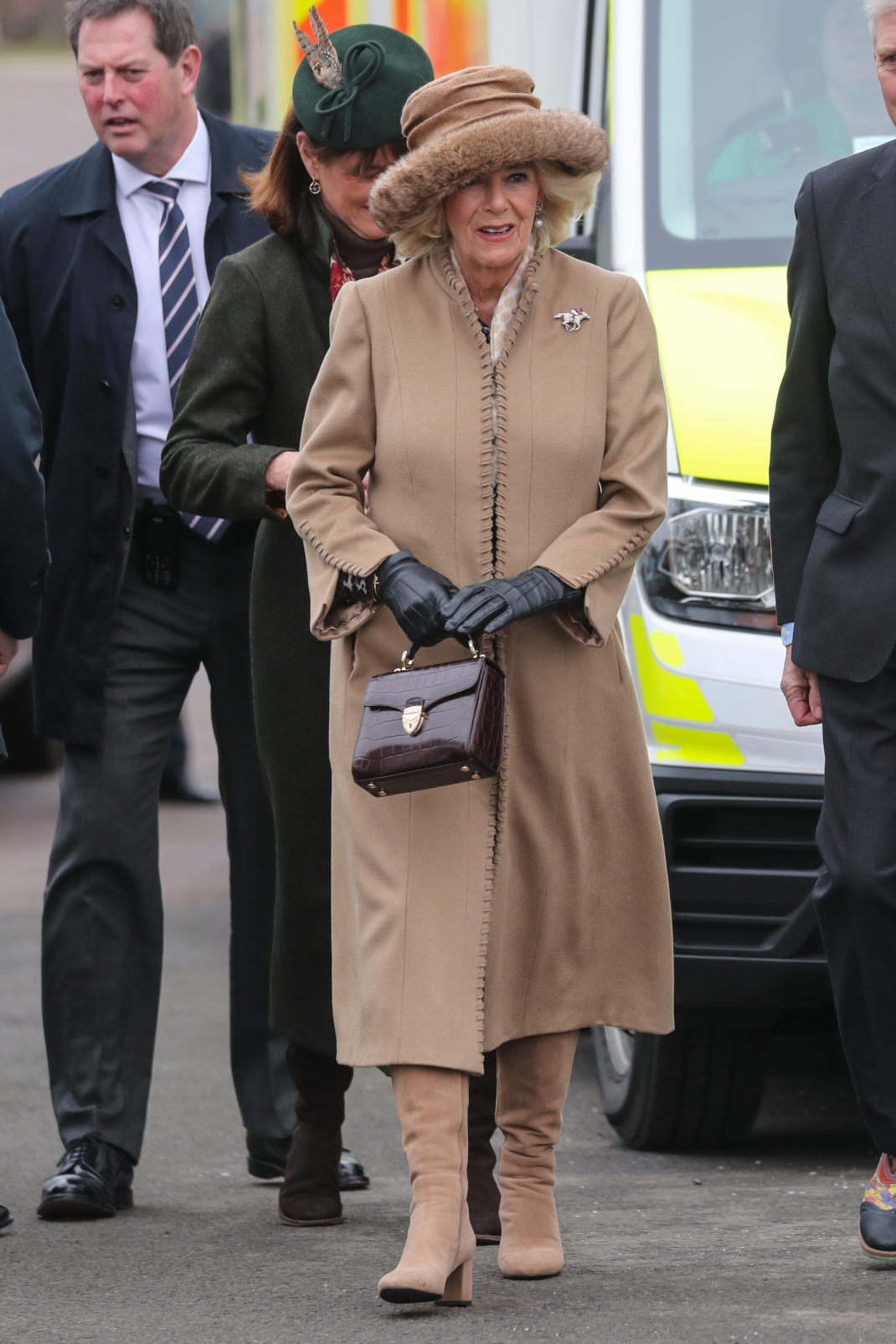 Η βασιλική σύζυγος Καμίλα με μπεζ παλτό και ασορτί μπότες -Η σικάτη εμφάνιση 