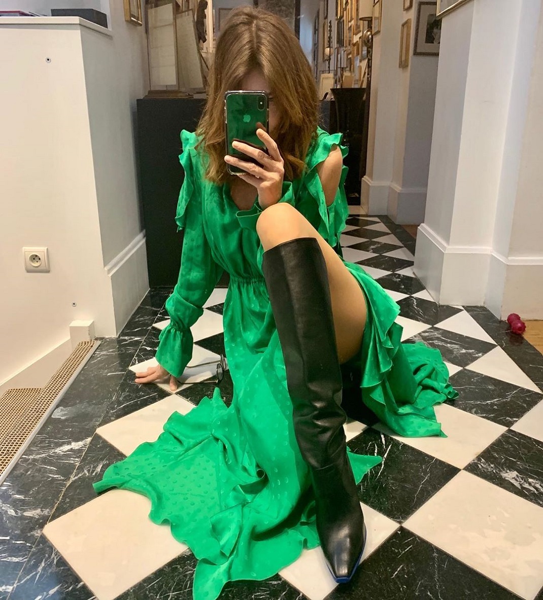 Η Κάρλα Μπρούνι με πράσινο φόρεμα και μαύρες μπότες