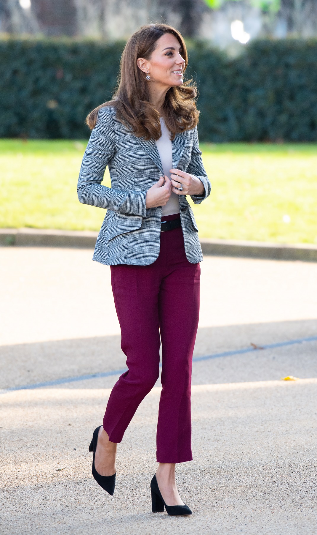 Η Κέιτ Μίντλετον περπατά με σακάκι, παντελόνι και γοβάκια