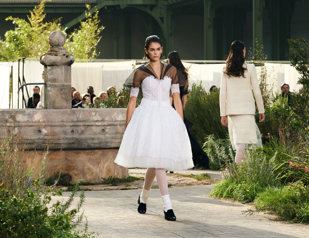 μοντέλο περπατά στο σόου Haute Couture 2020 της Chanel