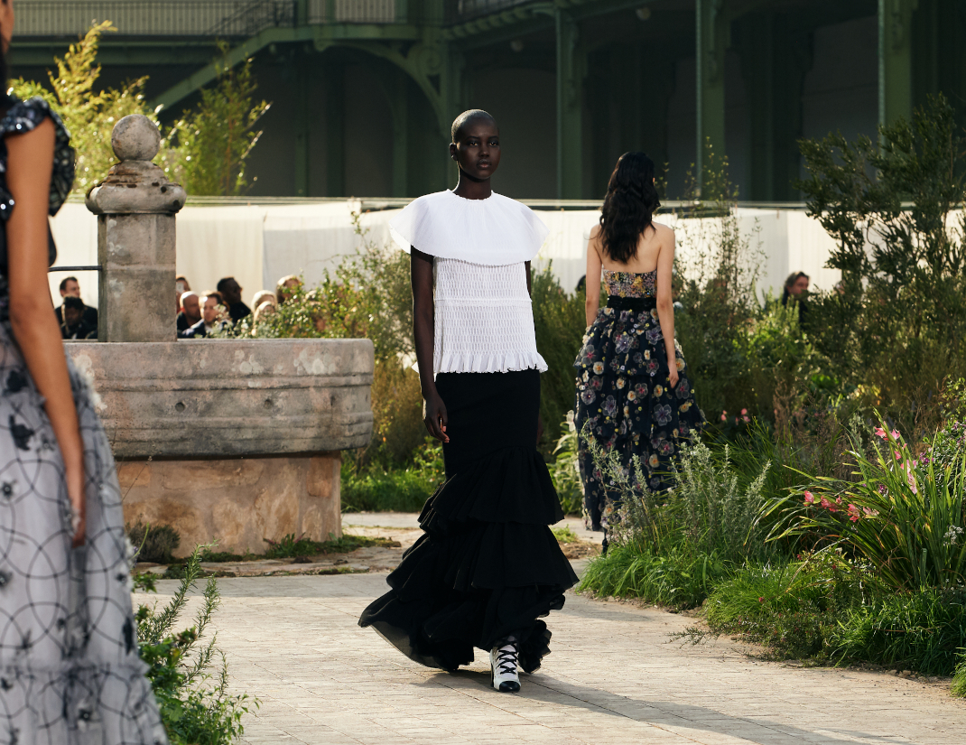 μοντέλο περπατά στο σόου Haute Couture 2020 της Chanel