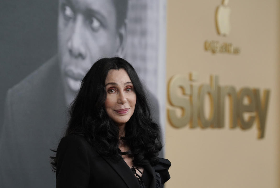 H διαχρονική Cher σε μια σπάνια εμφάνιση σε πρεμιέρα ταινίας -Mε total black look 