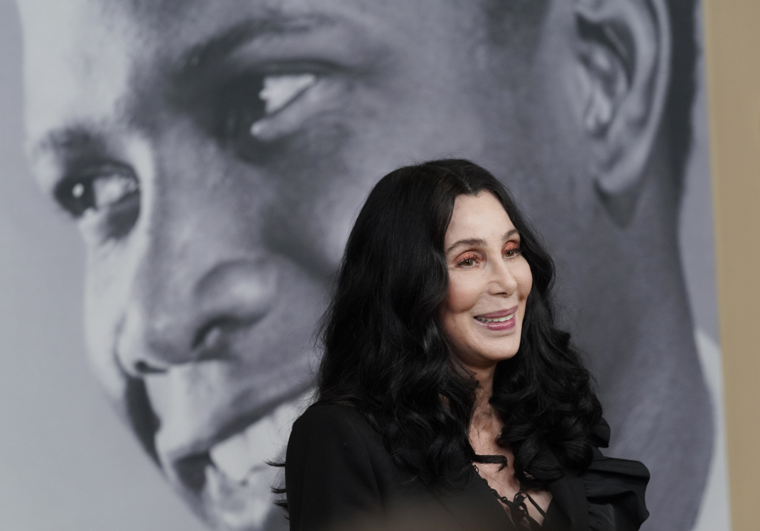 H διαχρονική Cher σε μια σπάνια εμφάνιση σε πρεμιέρα ταινίας -Mε total black look 