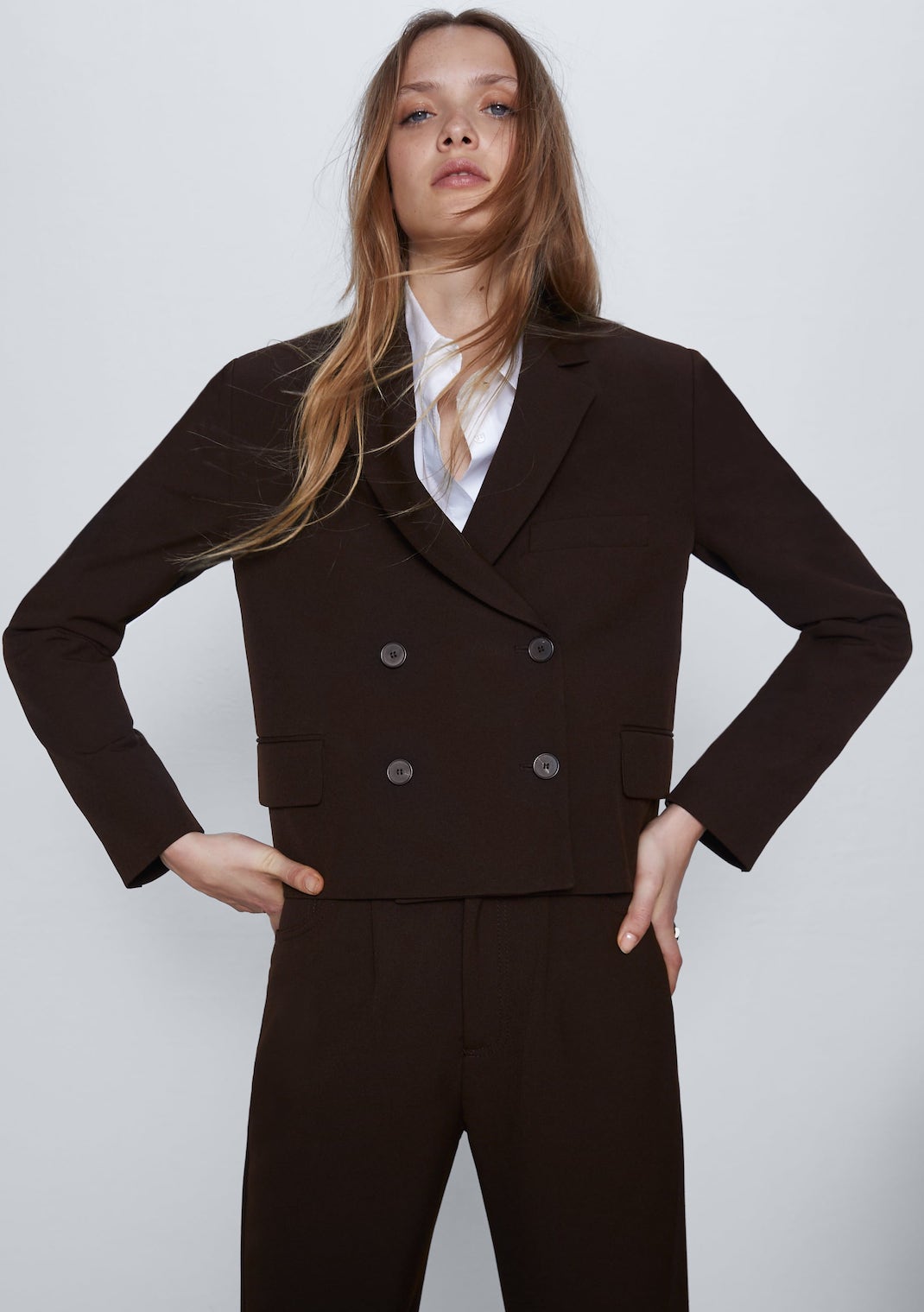 μοντέλο με σακάκι Zara