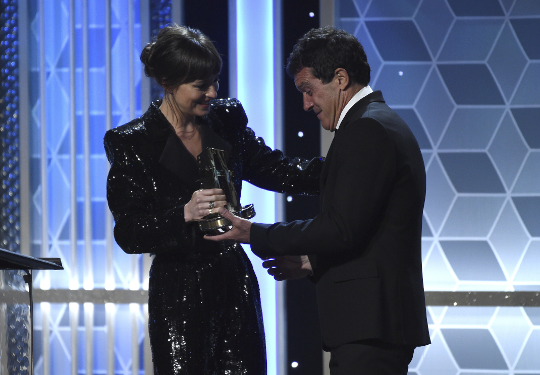 Η Ντακότα Τζόνσον δίνει βραβείο στον Αντόνιο Μπαντέρας