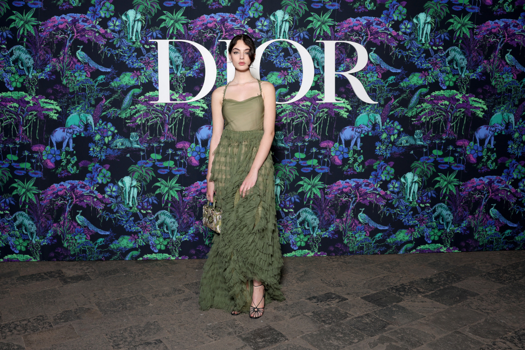 Η Ντέβα Κασέλ ταξίδεψε στην Ινδία για να παρακολουθήσει το show του Dior. H εμφάνιση με πράσινο φόρεμα. 