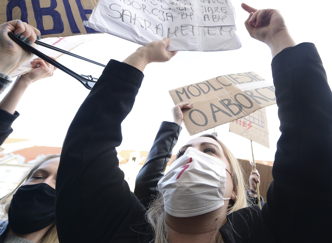 γυναίκες διαμαρτύρονται για τον νόμο κατά των εκτρώσεων στην Πολωνία