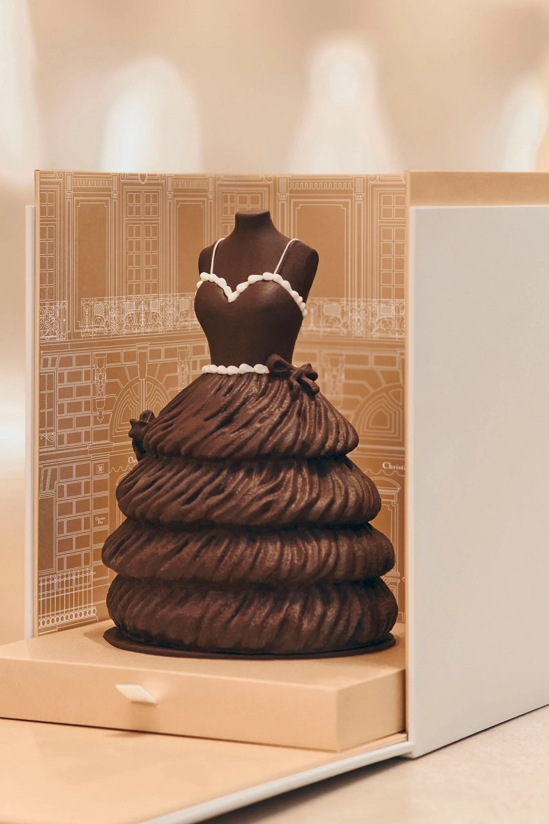 Το ιστορικό Tourbillon φόρεμα του οίκου Dior από σοκολάτα