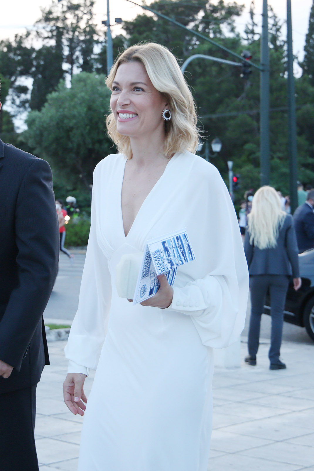 Biky Kagia H Total White Emfanish Sto Fashion Show Toy Dior Bovary