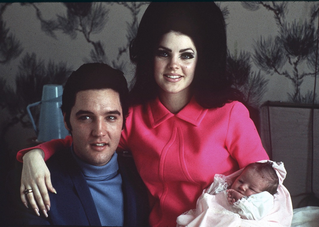 Η Λίσα Μαρί Πρίσλεϊ μωρό με τους γονείς της