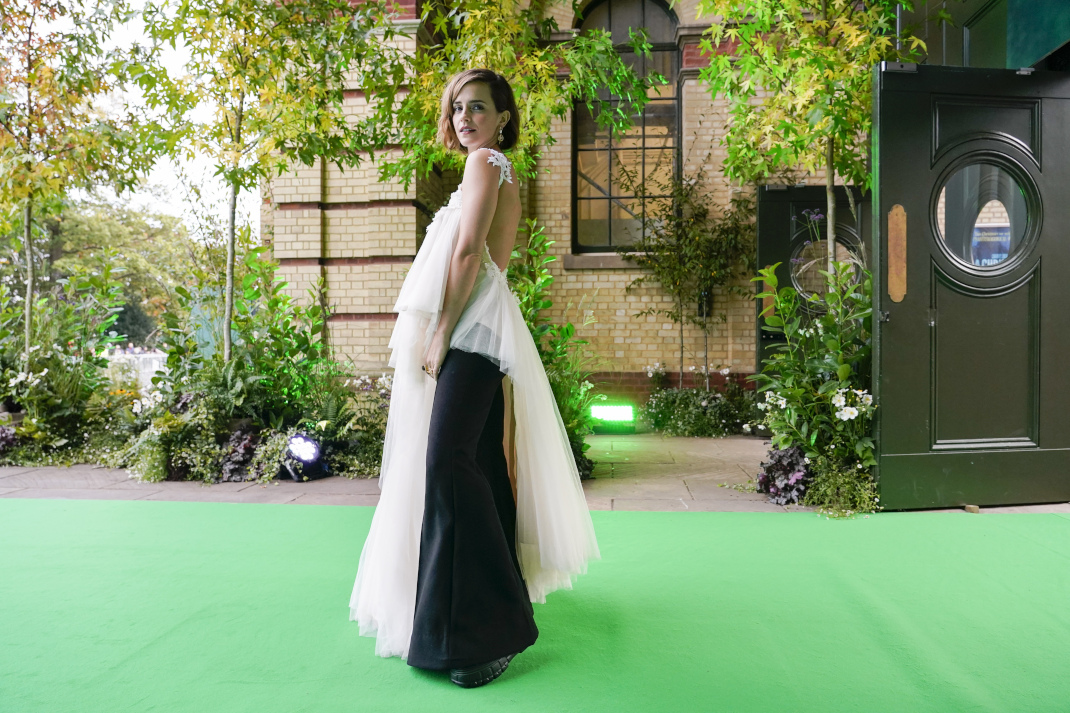 H Έμμα Γουάτσον με φόρεμα από ανακυκλωμένα νυφικά